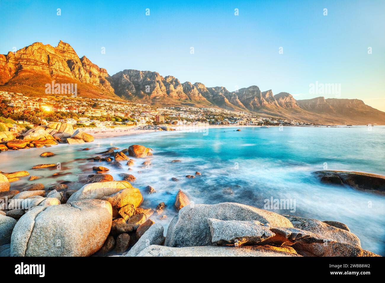 Tramonto di città del Capo sulla spiaggia di Camps Bay con Table Mountain e dodici Apostoli sullo sfondo, Sud Africa Foto Stock