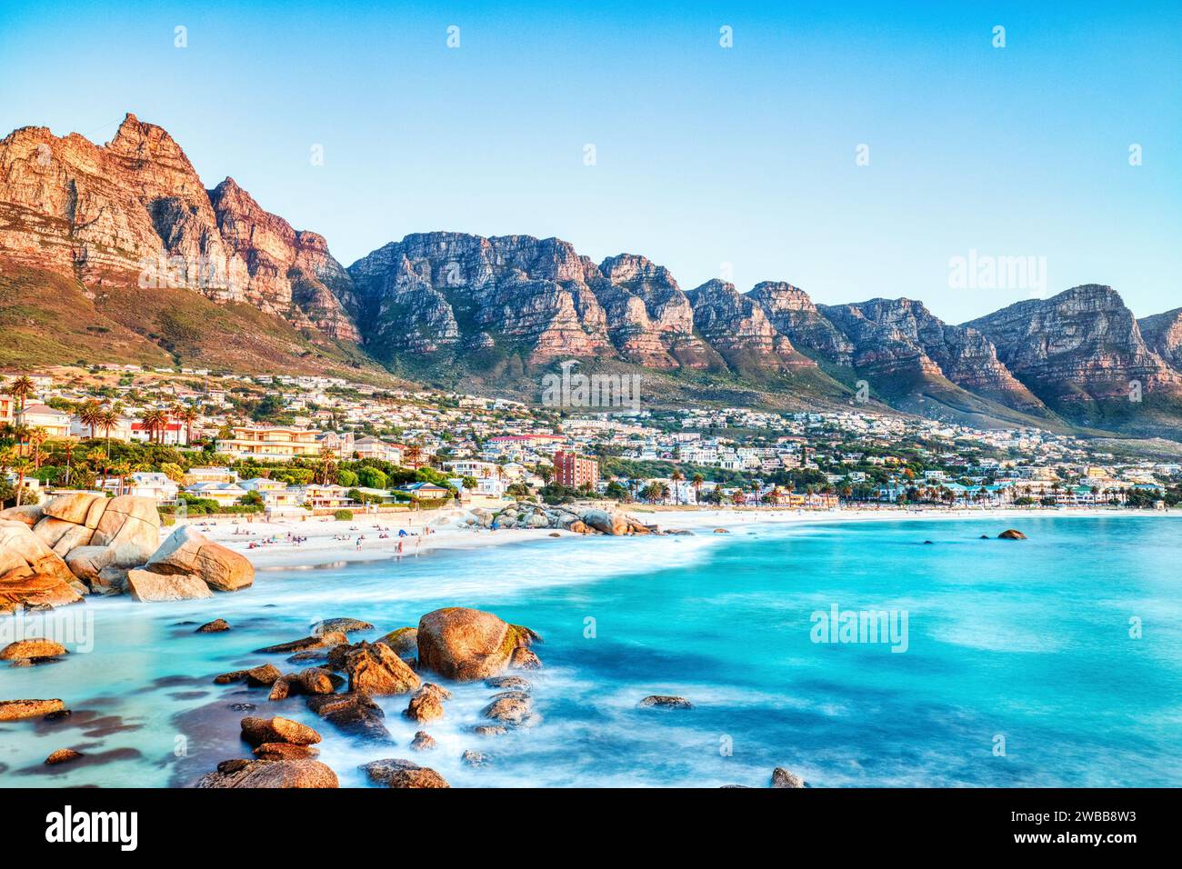 Tramonto di città del Capo sulla spiaggia di Camps Bay con Table Mountain e dodici Apostoli sullo sfondo, Sud Africa Foto Stock