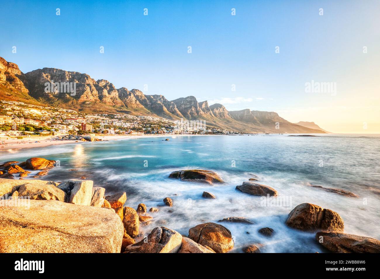 Tramonto di città del Capo sulla spiaggia di Camps Bay con Table Mountain e dodici Apostoli sullo sfondo, Sud Africa Foto Stock