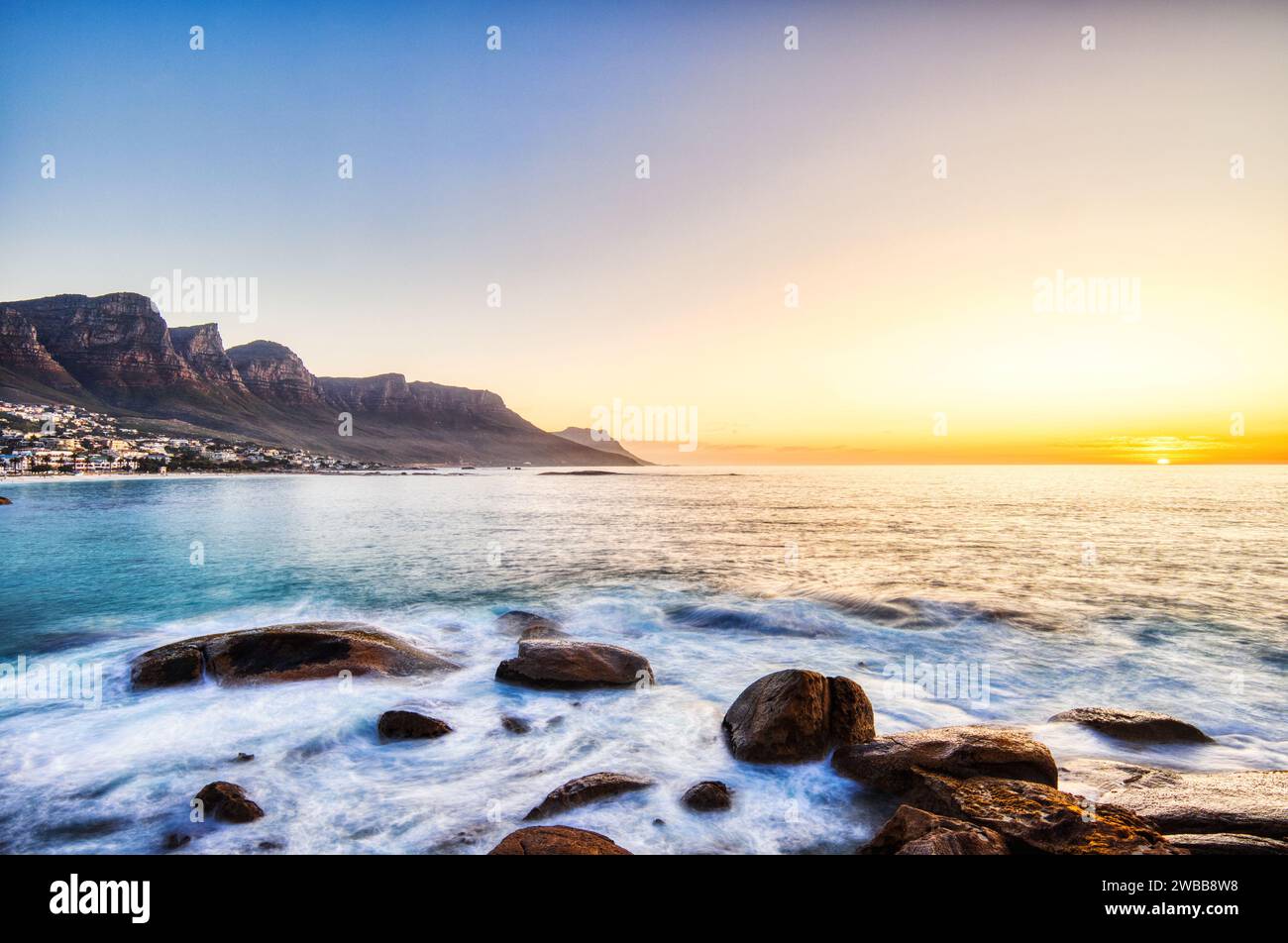 Tramonto di città del Capo sulla spiaggia di Camps Bay con Table Mountain e dodici Apostoli sullo sfondo, Sud Africa Foto Stock