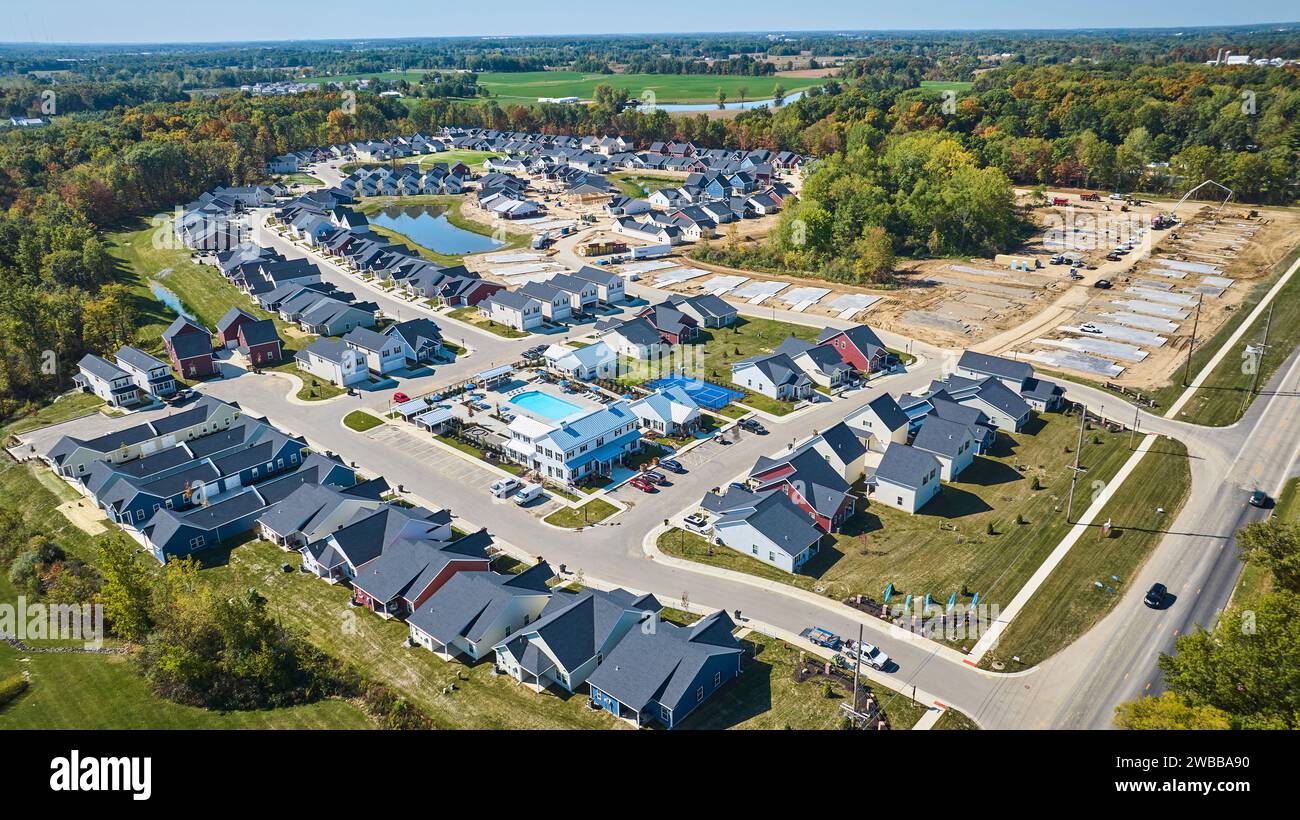 Espansione aerea suburbana con piscina comunitaria e zona di costruzione Foto Stock