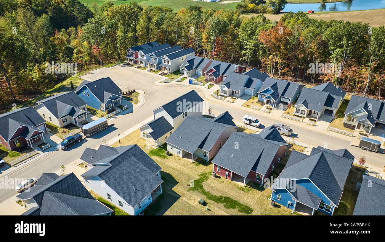 Case aeree suburbane con alberi stagionali vicino all'acqua Foto Stock
