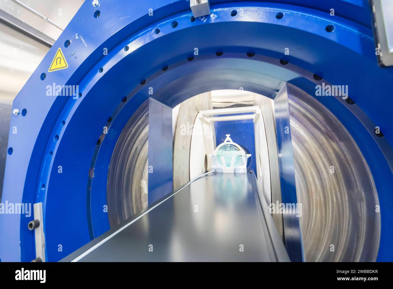 Prototyp zur Hochkontrast-Live-Bildgebung in der Protonentherapie eingeweiht Krebspatientinnen und Patienten während ihrer Bestrahlung mittels Echtzeit-MRT-Bildgebung zu überwachen und damit die Zielgenauigkeit der Protonentherapie deutlich zu verbn dieses Ziel haben sich Sächsische und Medizsich zsich zenszenschschen und und und und und und und und und und und und und und und und und und und und und und und Medizenszenschkontrast-Bildgebung-Bildgebung. A Dresda ist eine weltweit einzigartige Kombination aus einem sich um den Patienten drehbaren Ganzkörper-MRT-Gerät zur Echtzeit-Bildgebung und einer Protonentherapieanlage en Foto Stock