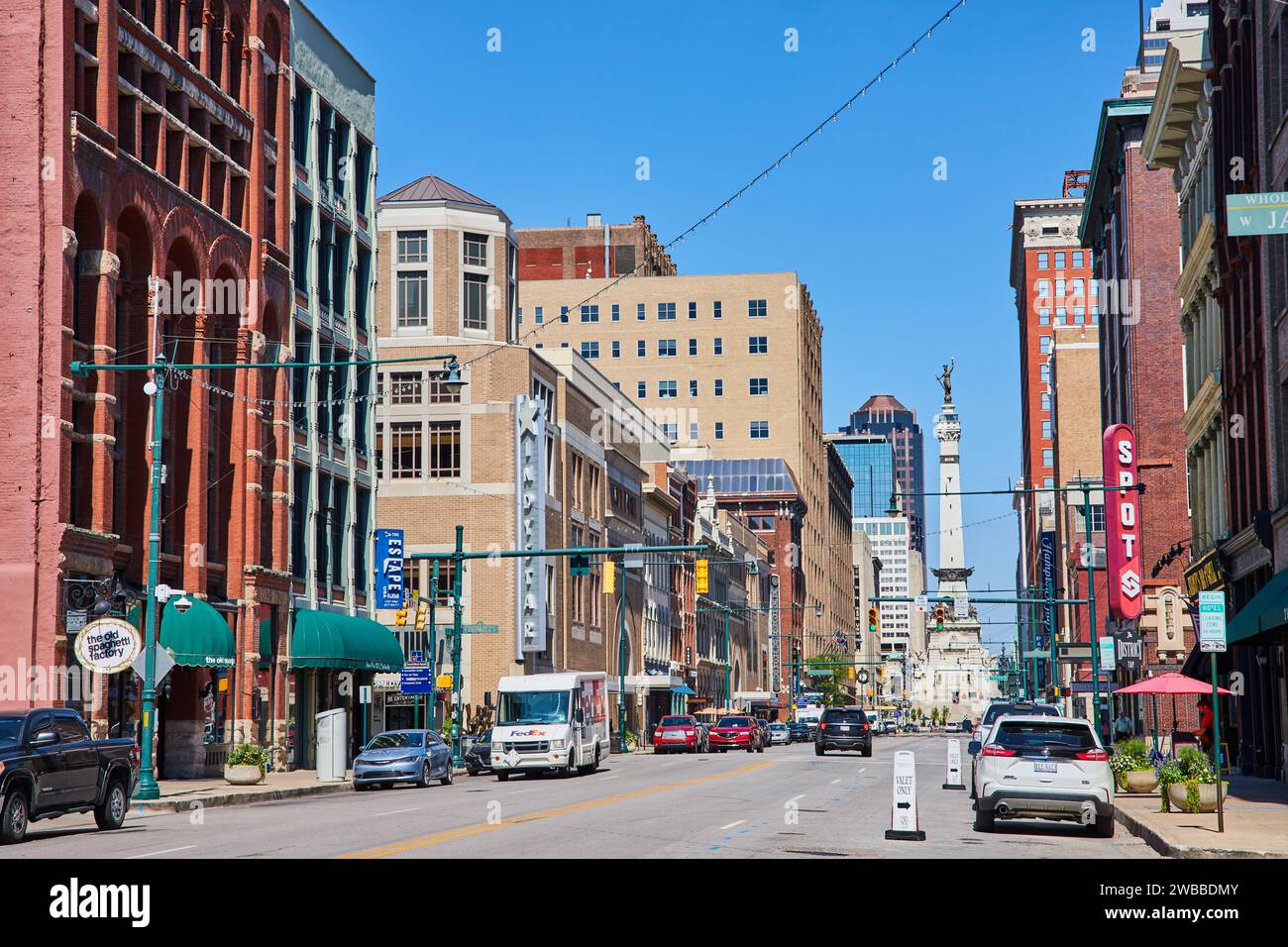 Vivace scena di Indianapolis Street con architettura storica e traffico Foto Stock