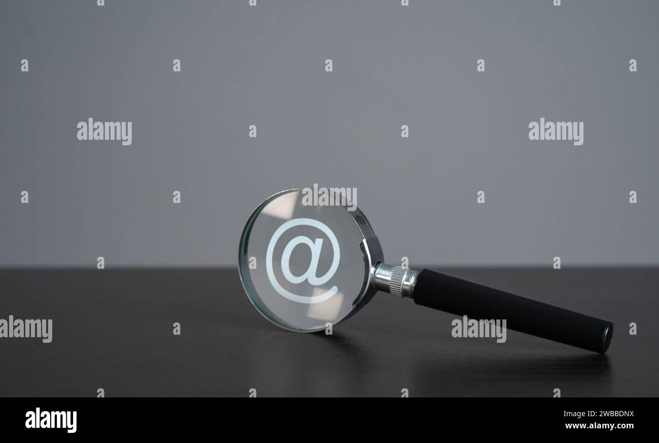 Cerca su Internet. Telefoni, indirizzi, pagine Web e geolocalizzazione. Rappresentanza aziendale. Pubblicità e marketing. Feedback, comunicazione pubblica Foto Stock