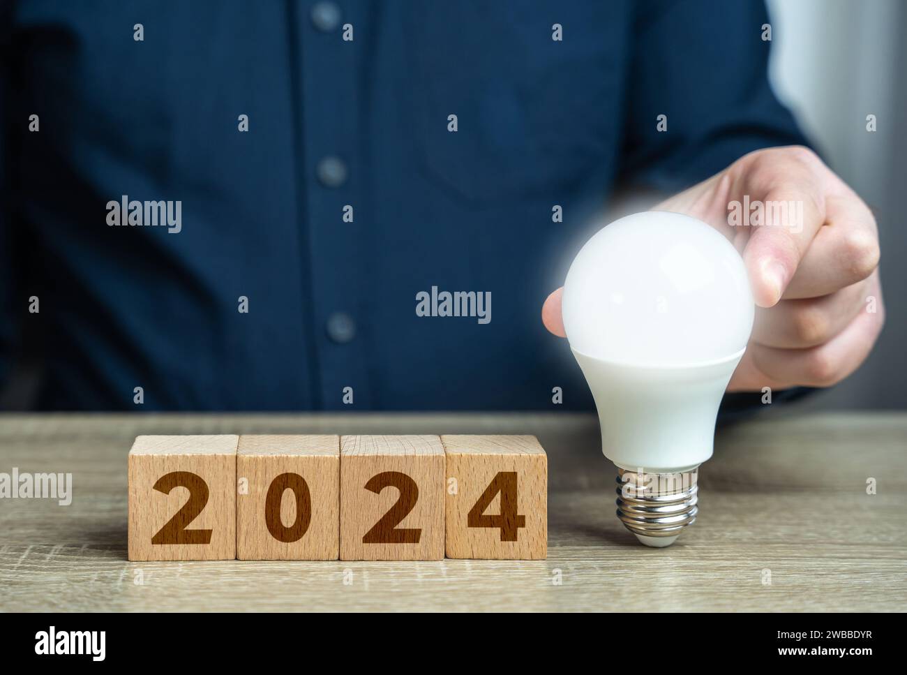 Nuove idee per il 2024. Calendario annuale. Adottare nuove tendenze, fare previsioni, definire piani per il futuro. Grandi inizi e opportunità. Upco Foto Stock