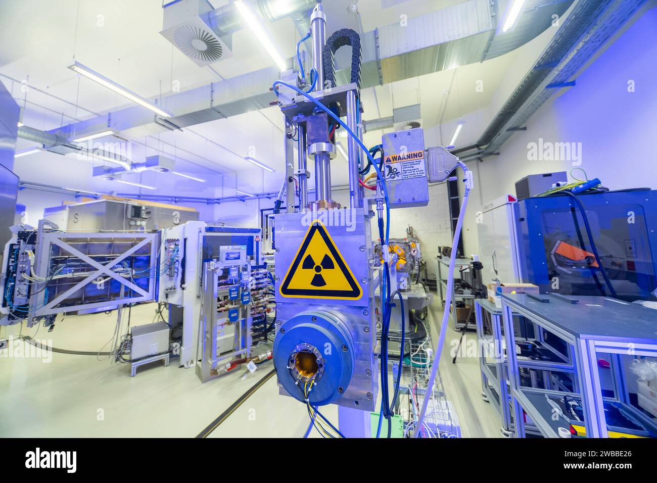 Prototyp zur Hochkontrast-Live-Bildgebung in der Protonentherapie eingeweiht Krebspatientinnen und Patienten während ihrer Bestrahlung mittels Echtzeit-MRT-Bildgebung zu überwachen und damit die Zielgenauigkeit der Protonentherapie deutlich zu verbn dieses Ziel haben sich Sächsische und Medizsich zsich zenszenschschen und und und und und und und und und und und und und und und und und und und und und und und Medizenszenschkontrast-Bildgebung-Bildgebung. A Dresda ist eine weltweit einzigartige Kombination aus einem sich um den Patienten drehbaren Ganzkörper-MRT-Gerät zur Echtzeit-Bildgebung und einer Protonentherapieanlage en Foto Stock