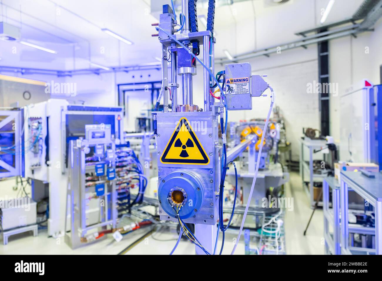 Prototyp zur Hochkontrast-Live-Bildgebung in der Protonentherapie eingeweiht Krebspatientinnen und Patienten während ihrer Bestrahlung mittels Echtzeit-MRT-Bildgebung zu überwachen und damit die Zielgenauigkeit der Protonentherapie deutlich zu verbn dieses Ziel haben sich Sächsische und Medizsich zsich zenszenschschen und und und und und und und und und und und und und und und und und und und und und und und Medizenszenschkontrast-Bildgebung-Bildgebung. A Dresda ist eine weltweit einzigartige Kombination aus einem sich um den Patienten drehbaren Ganzkörper-MRT-Gerät zur Echtzeit-Bildgebung und einer Protonentherapieanlage en Foto Stock