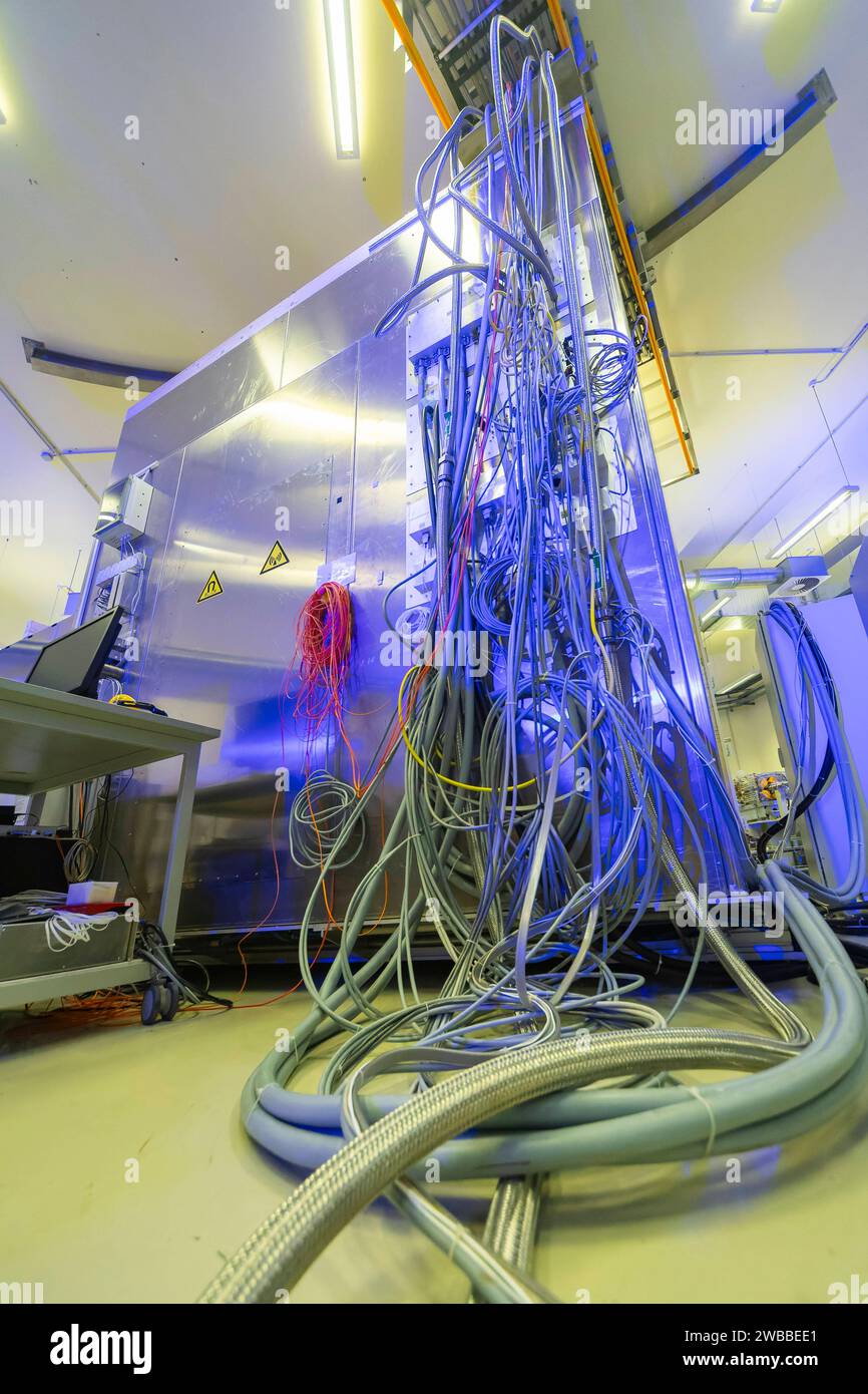 Prototyp zur Hochkontrast-Live-Bildgebung in der Protonentherapie eingeweiht Krebspatientinnen und Patienten während ihrer Bestrahlung mittels Echtzeit-MRT-Bildgebung zu überwachen und damit die Zielgenauigkeit der Protonentherapie deutlich zu verbn dieses Ziel haben sich Sächsische und Medizsich zsich zenszenschschen und und und und und und und und und und und und und und und und und und und und und und und Medizenszenschkontrast-Bildgebung-Bildgebung. A Dresda ist eine weltweit einzigartige Kombination aus einem sich um den Patienten drehbaren Ganzkörper-MRT-Gerät zur Echtzeit-Bildgebung und einer Protonentherapieanlage en Foto Stock