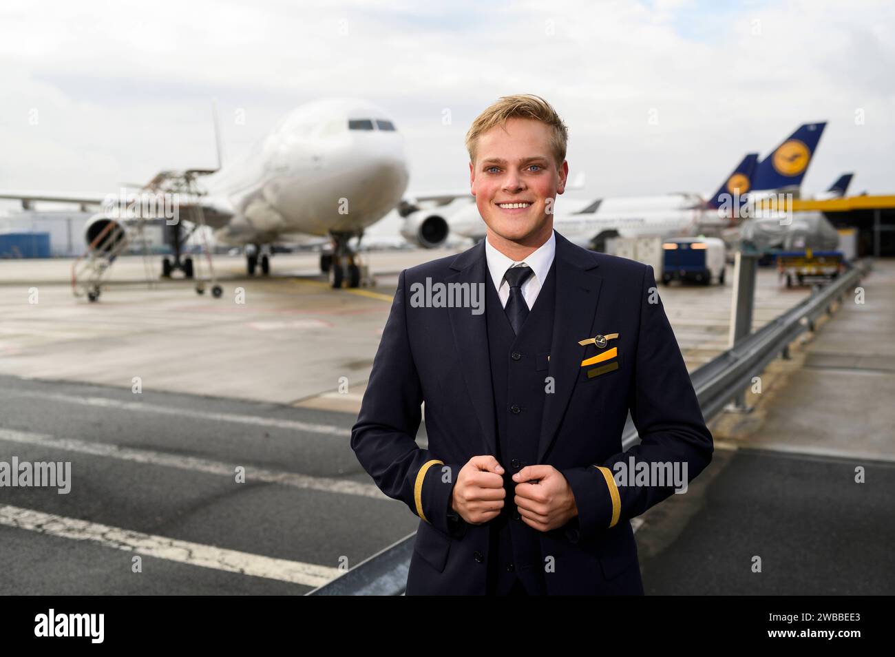 Alexander Böhmer kann wieder fliegen 08.12.2022 Frankfurt Alexander Böhmer wurde nach einer Krebserkrankung das Bein amputiert. Er Hat vorher als Flugbegleiter bei der Lufthansa gearbeitet und das geliebt. Er trägt jetzt eine Prothese, wurde neu geschult und Hat bewiesen, dass er auch damit arbeiten kann. Er ist schon zweimal in Die USA geflogen. Weitere Langstreckenflüge stehen An. Alexander Böhmer 24 steht an einem Flugzeug der Deutschen Lufthansa am Flughafen. Francoforte Francoforte Assia Germania *** Alexander Böhmer può volare di nuovo 08 12 2022 Francoforte Alexander Böhmer ha avuto la sua gamba amputata af Foto Stock