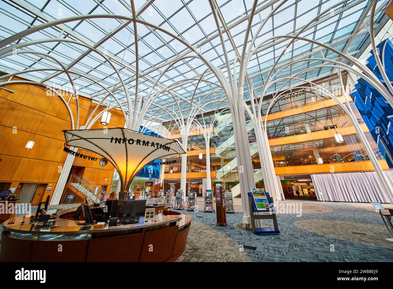 Modern Library Atrium con sportello informazioni, Indianapolis Foto Stock