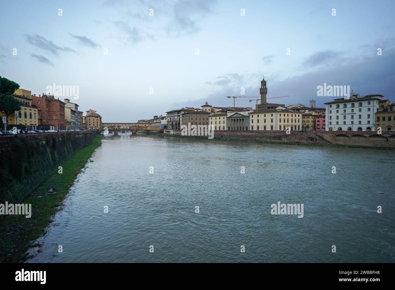 Fiume Arno con ponti ed edifici circostanti a Firenze, Italia Foto Stock