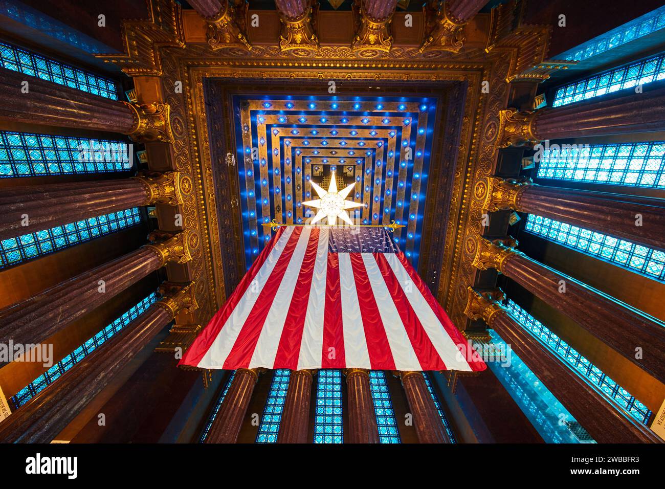 American Flag e Star Chandelier nella sala decorata, vista ad angolo basso Foto Stock