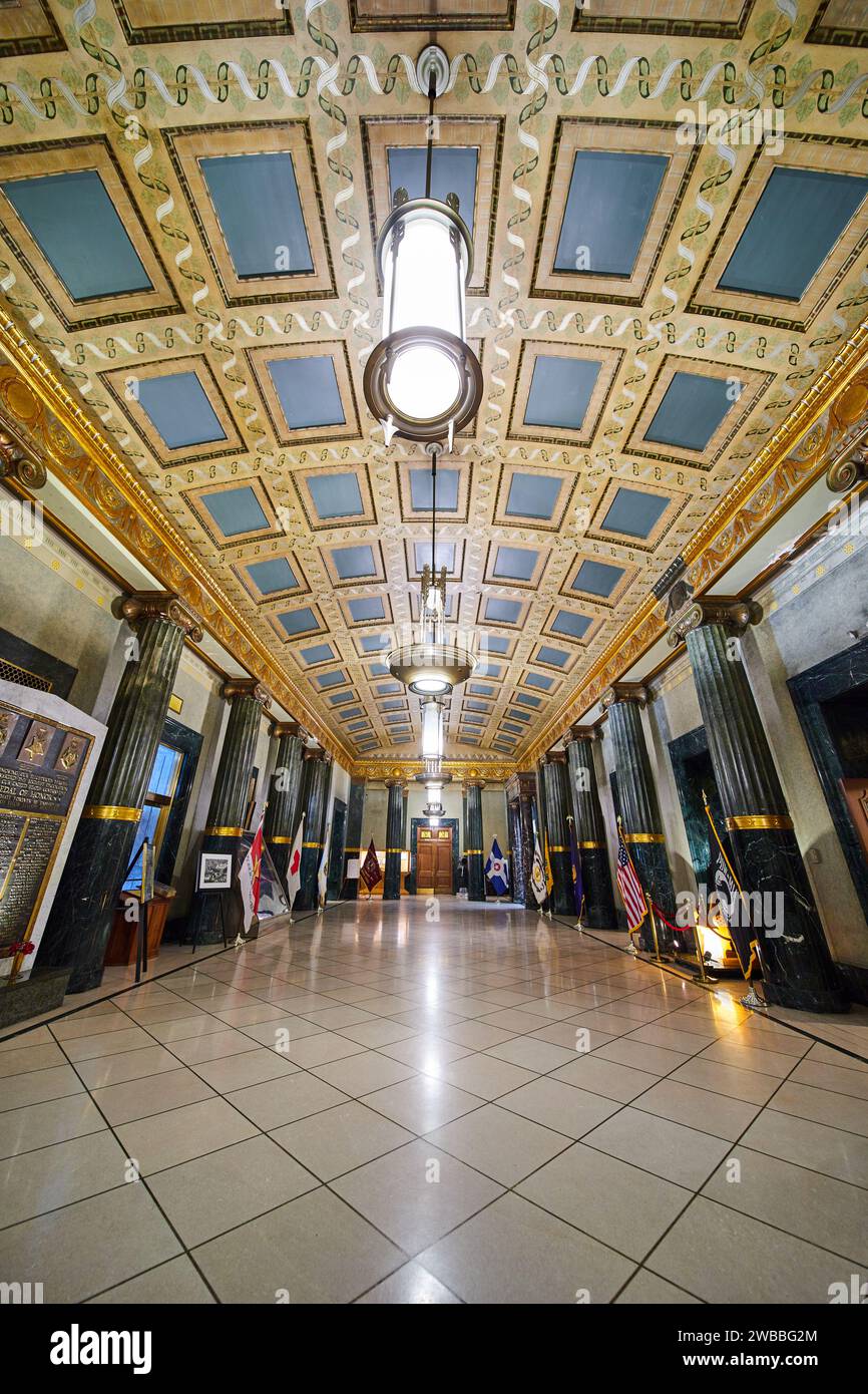 Sontuosi interni della sala con soffitto d'oro e bandiere, Museo commemorativo della Guerra Foto Stock