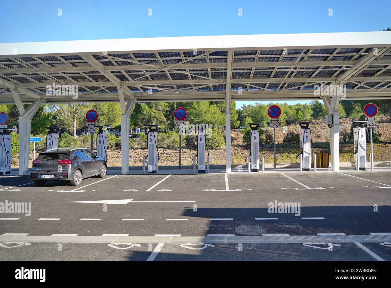 GAP, Francia - 31 dicembre 2023: Stazione di servizio per la ricarica elettrica veloce sulle autostrade Foto Stock