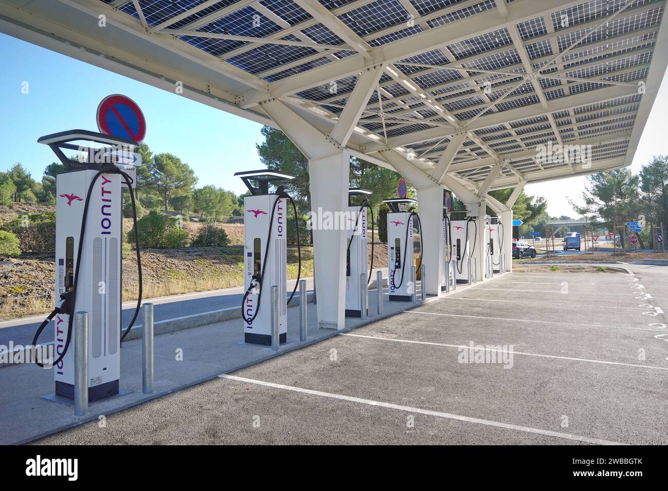 GAP, Francia - 31 dicembre 2023: Stazione di servizio per la ricarica elettrica veloce sulle autostrade Foto Stock