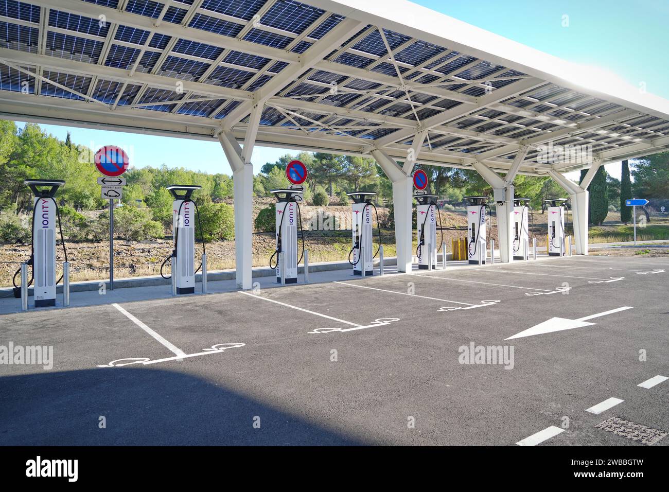 GAP, Francia - 31 dicembre 2023: Stazione di servizio per la ricarica elettrica veloce sulle autostrade Foto Stock