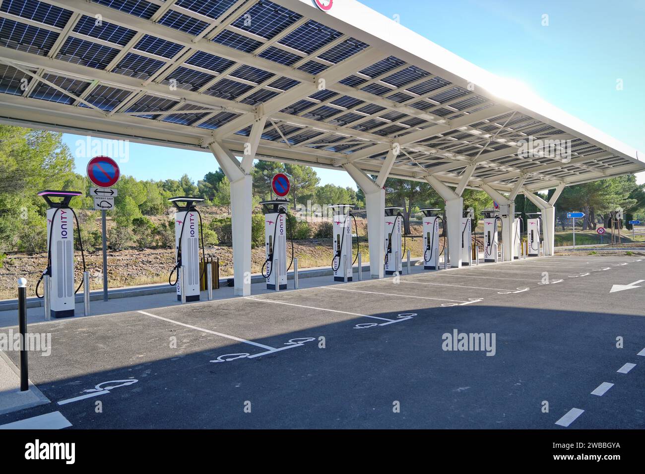 GAP, Francia - 31 dicembre 2023: Stazione di servizio per la ricarica elettrica veloce sulle autostrade Foto Stock