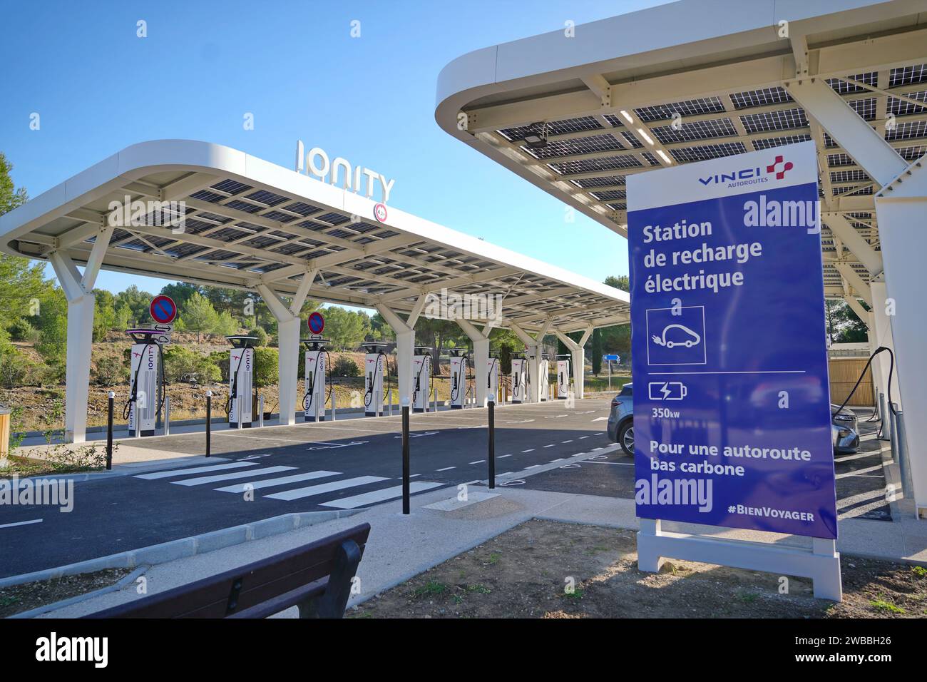 GAP, Francia - 31 dicembre 2023: Stazione di servizio per la ricarica elettrica veloce sulle autostrade Foto Stock