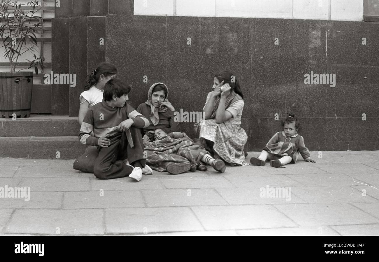 Bambini rumaniani che imploravano per le strade della Polonia nei primi anni '1990 Foto analogica in bianco e nero di archivio. Poznan, Polonia Foto Stock