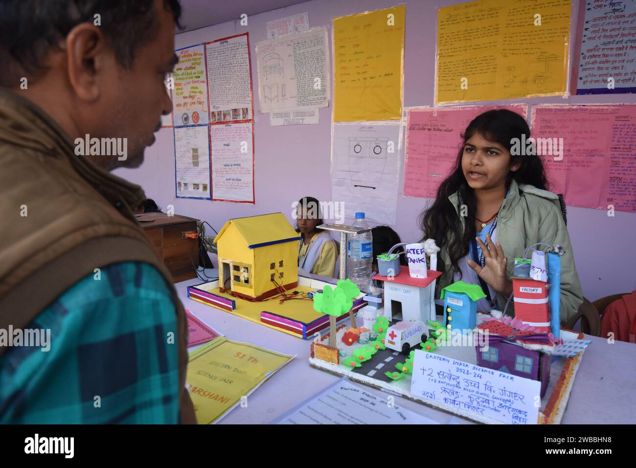 Calcutta, Bengala Occidentale, India. 9 gennaio 2024. Menti curiose e scintille innovative sono state al centro della scena oggi, mentre la 47a Eastern India Science Fair (EISF) e la 21a Science & Engineering Fair (SEF) hanno aperto le loro porte al Birla Industrial & Technological Museum (BITM). Sotto la bandiera di "Scienza e tecnologia per la società", lo stravaganza di quattro giorni riunisce 284 scienziati in erba del Bihar, Odisha, Sikkim e Bengala Occidentale, mostrando 111 modelli con il potenziale di plasmare un futuro più luminoso. Una galassia di dignitari, tra cui il Prof. Abhijit Chakrabarti, ex Vice Cancelliere di Ja Foto Stock