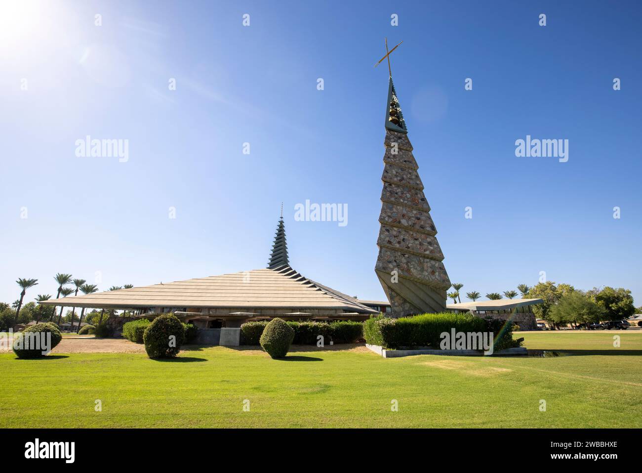 Frank Lloyd Wright progettò la First Christian Church a Phoenix, Arizona. Una finestra in vetro colorato a forma di cactus e un campanile di 120 metri. Foto Stock