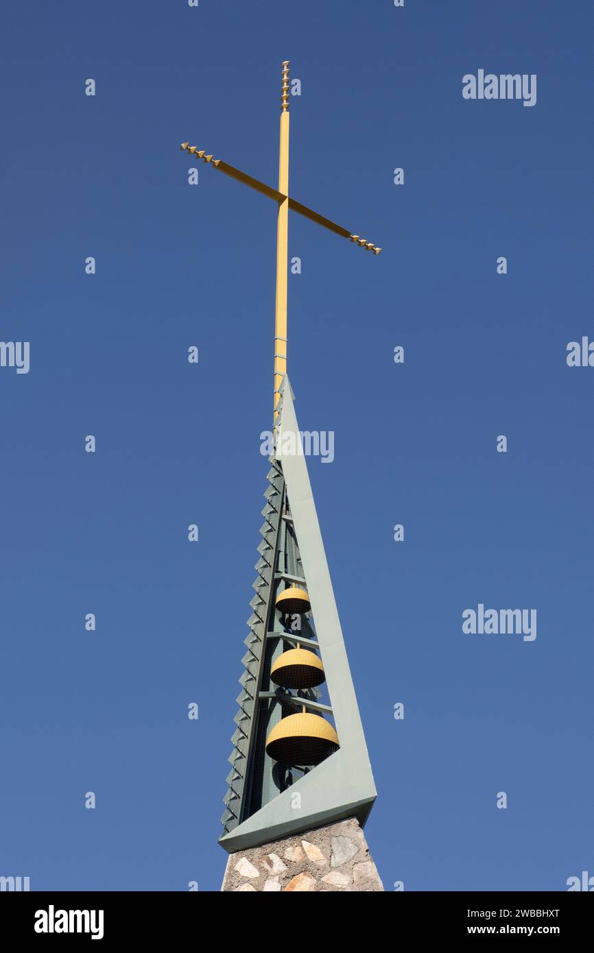 Frank Lloyd Wright progettò la First Christian Church a Phoenix, Arizona. Una finestra in vetro colorato a forma di cactus e un campanile di 120 metri. Foto Stock