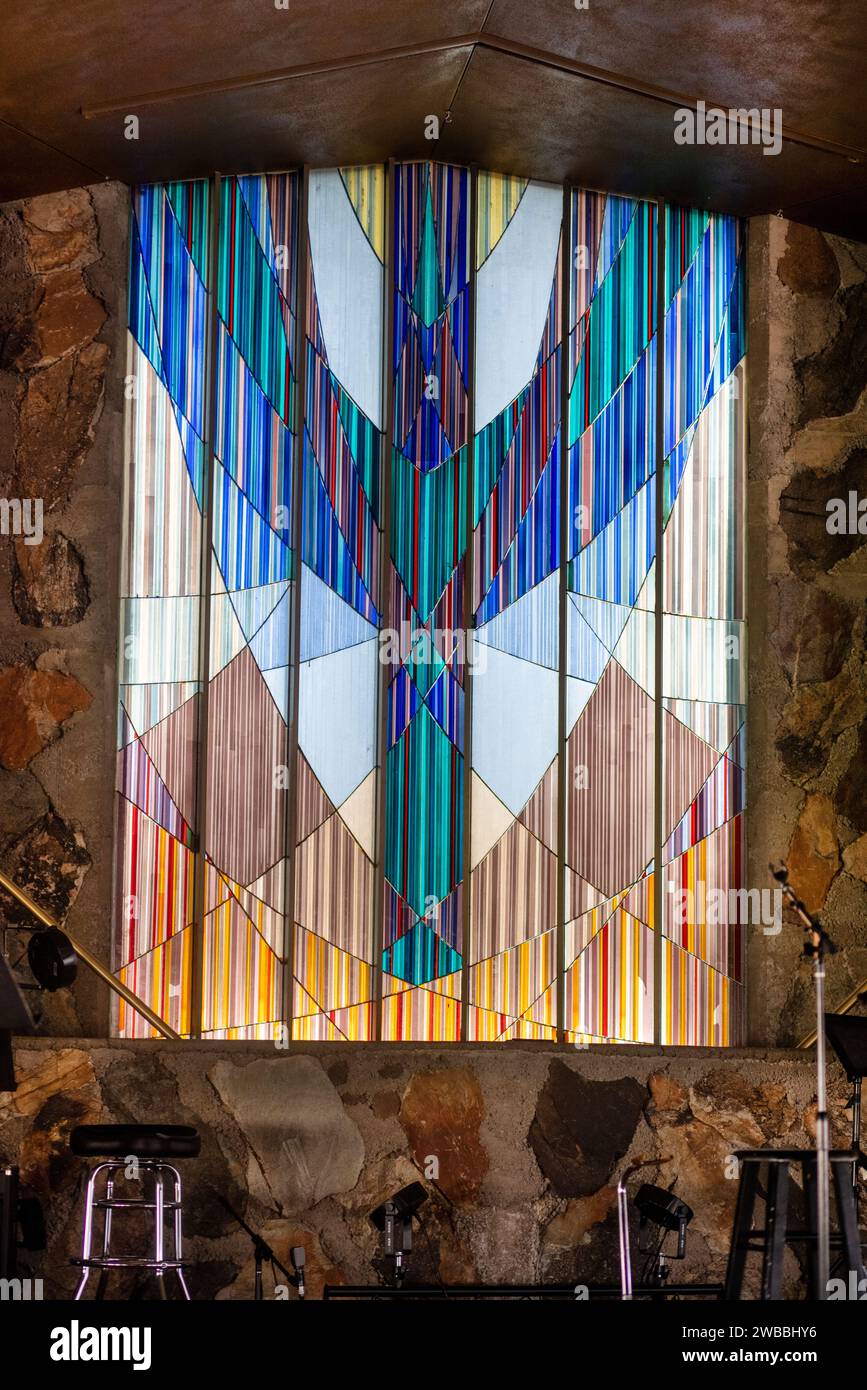 Frank Lloyd Wright progettò la First Christian Church a Phoenix, Arizona. Una finestra in vetro colorato a forma di cactus e un campanile di 120 metri. Foto Stock