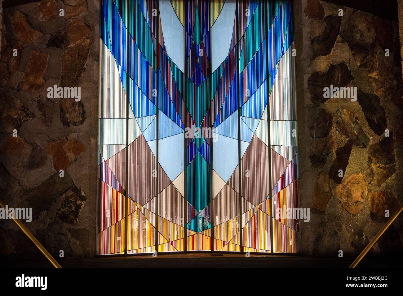 Frank Lloyd Wright progettò la First Christian Church a Phoenix, Arizona. Una finestra in vetro colorato a forma di cactus e un campanile di 120 metri. Foto Stock