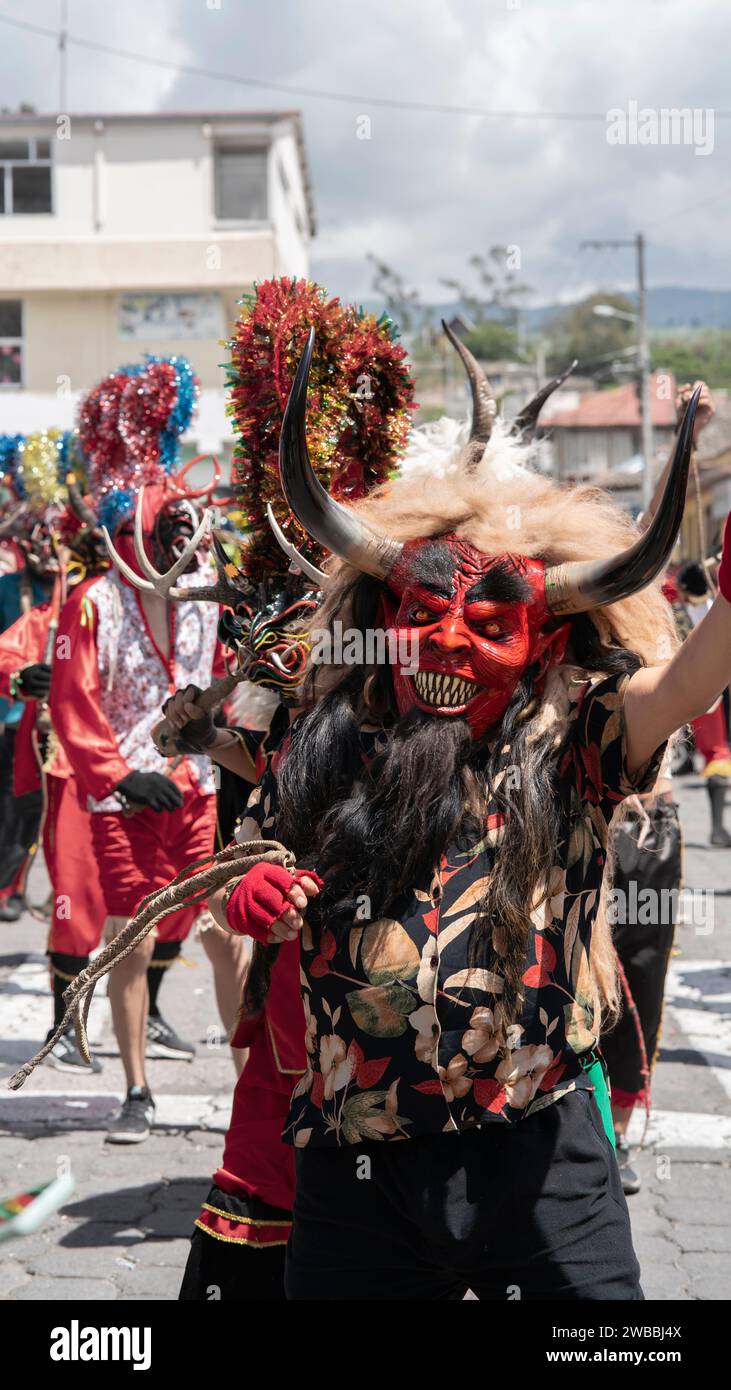 Pillaro, Tungurahua / Ecuador - 5 gennaio 2024: Ritratto di un uomo vestito come un diavolo rosso che sfilava nella Diablada Pillarena nella città di Pillaro - ECU Foto Stock