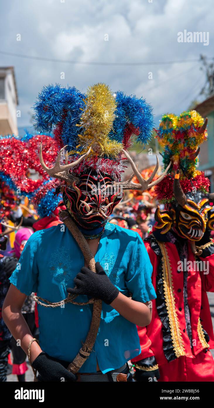Pillaro, Tungurahua / Ecuador - 5 gennaio 2024: Ritratto di uomini vestiti da diavoli rossi e blu che sfilano nella Diablada Pillarena nella città di Pilla Foto Stock