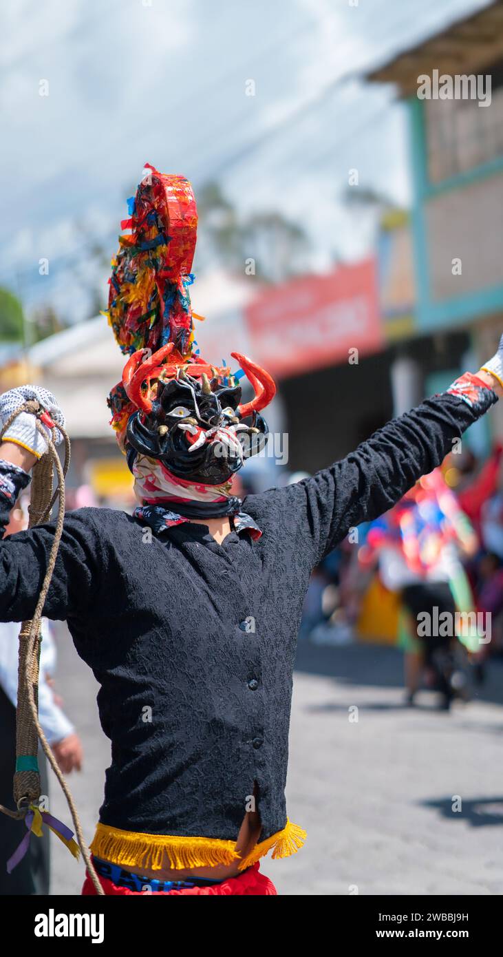 Pillaro, Tungurahua / Ecuador - 5 gennaio 2024: Ritratto di un uomo vestito come un diavolo nero e rosso che sfilava nella Diablada Pillarena nella città di PIL Foto Stock