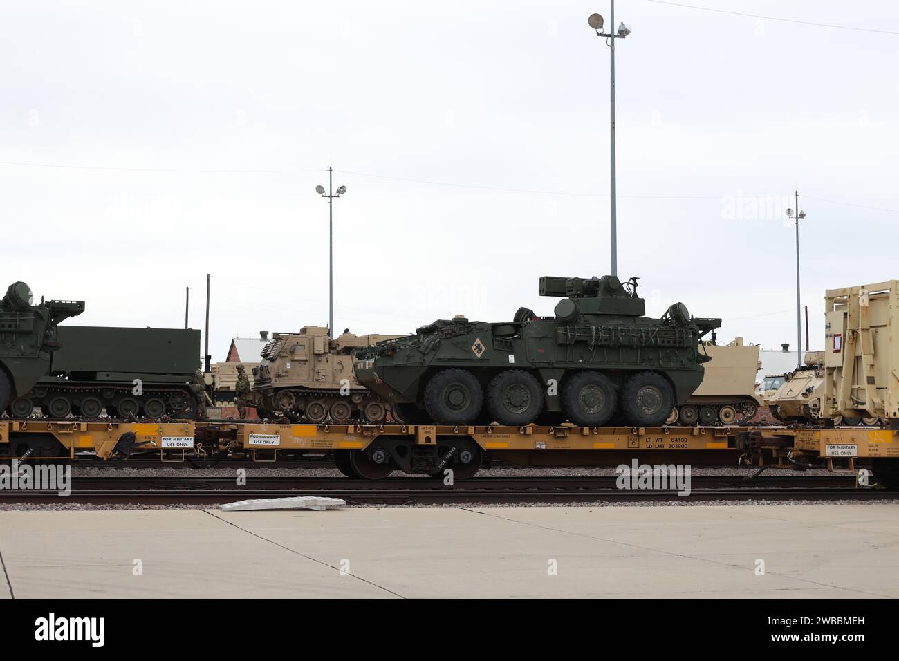 I soldati della 75th Field Artillery Brigade; il 2nd Battalion, il 18th Field Artillery Regiment; e il 4th Battalion, il 60th Air Defense Artillery Regiment caricano vari veicoli militari sui binari in preparazione di un Emergency Deployment Readiness Exercise (EDRE) presso il National Training Center (NTC). Foto Stock