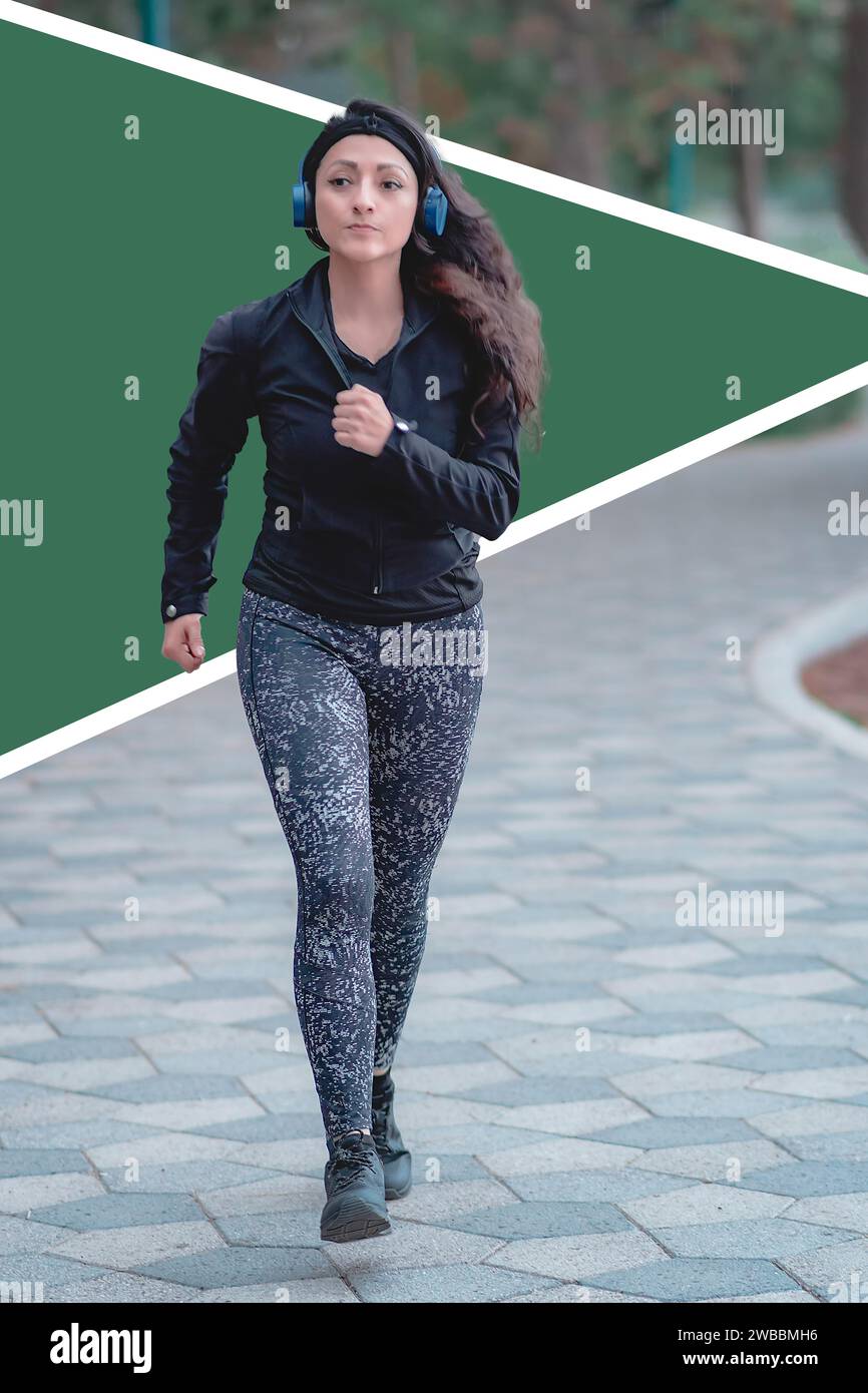 Donna che corre sul sentiero di un parco. Latina femminile attiva e sportiva. Allenamento mattutino, concetto di stile di vita sano. Esercizi sportivi per l'atletica p Foto Stock