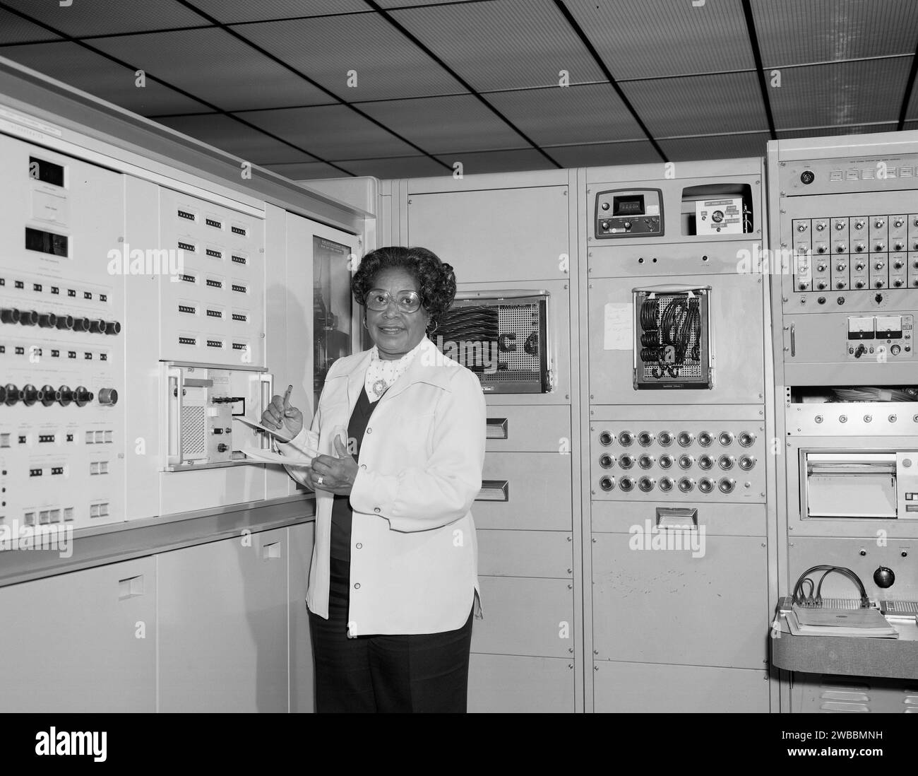 Mary Jackson, la prima ingegnere afroamericana della NASA, ritratto di tre quarti mentre lavorava nel Transonic Aerodynamic Branch, NASA Langley Research Center, Hampton, Virginia, USA, NASA, 1977 Foto Stock