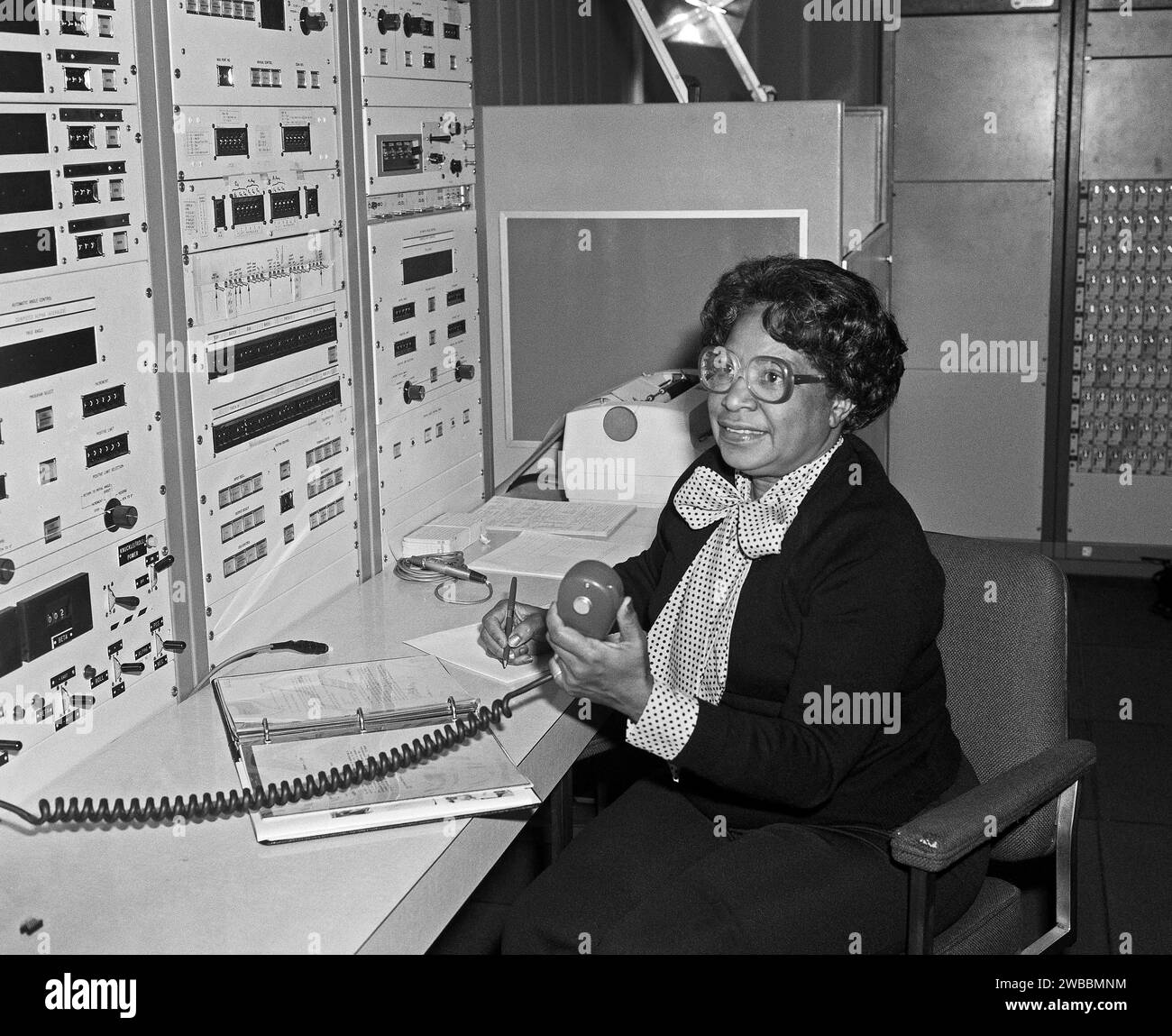 Mary Jackson, prima ingegnere afroamericana della NASA, ritratto seduto, NASA Langley Research Center, Hampton, Virginia, USA, Bob Nye per la NASA, 1980 Foto Stock