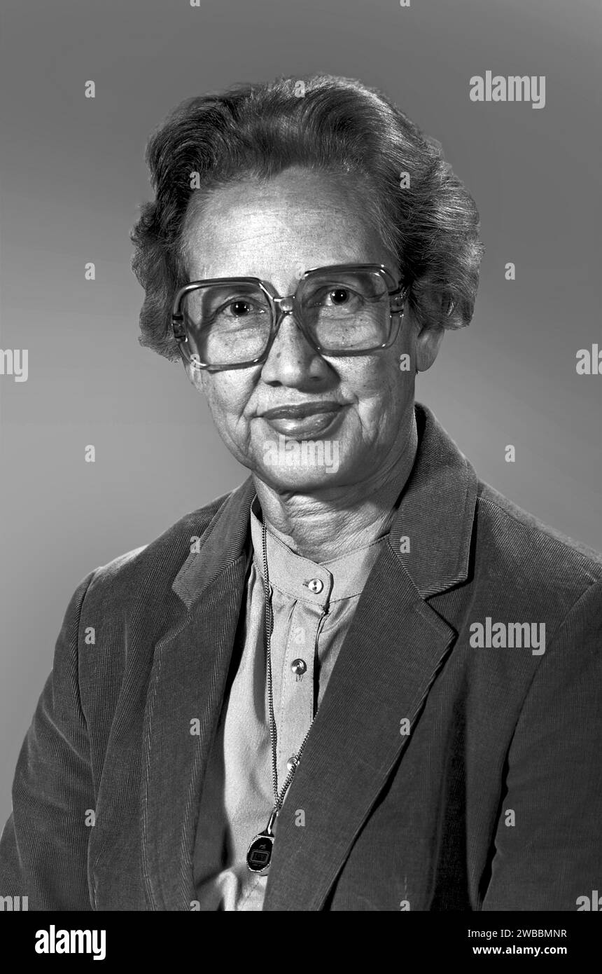 Katherine Johnson, matematica della NASA i cui calcoli della meccanica orbitale furono fondamentali per il successo del primo e successivo volo spaziale con equipaggio statunitense, ritratto della testa e delle spalle, NASA Langley Research Center, Bob Nye per la NASA, 1980 Foto Stock