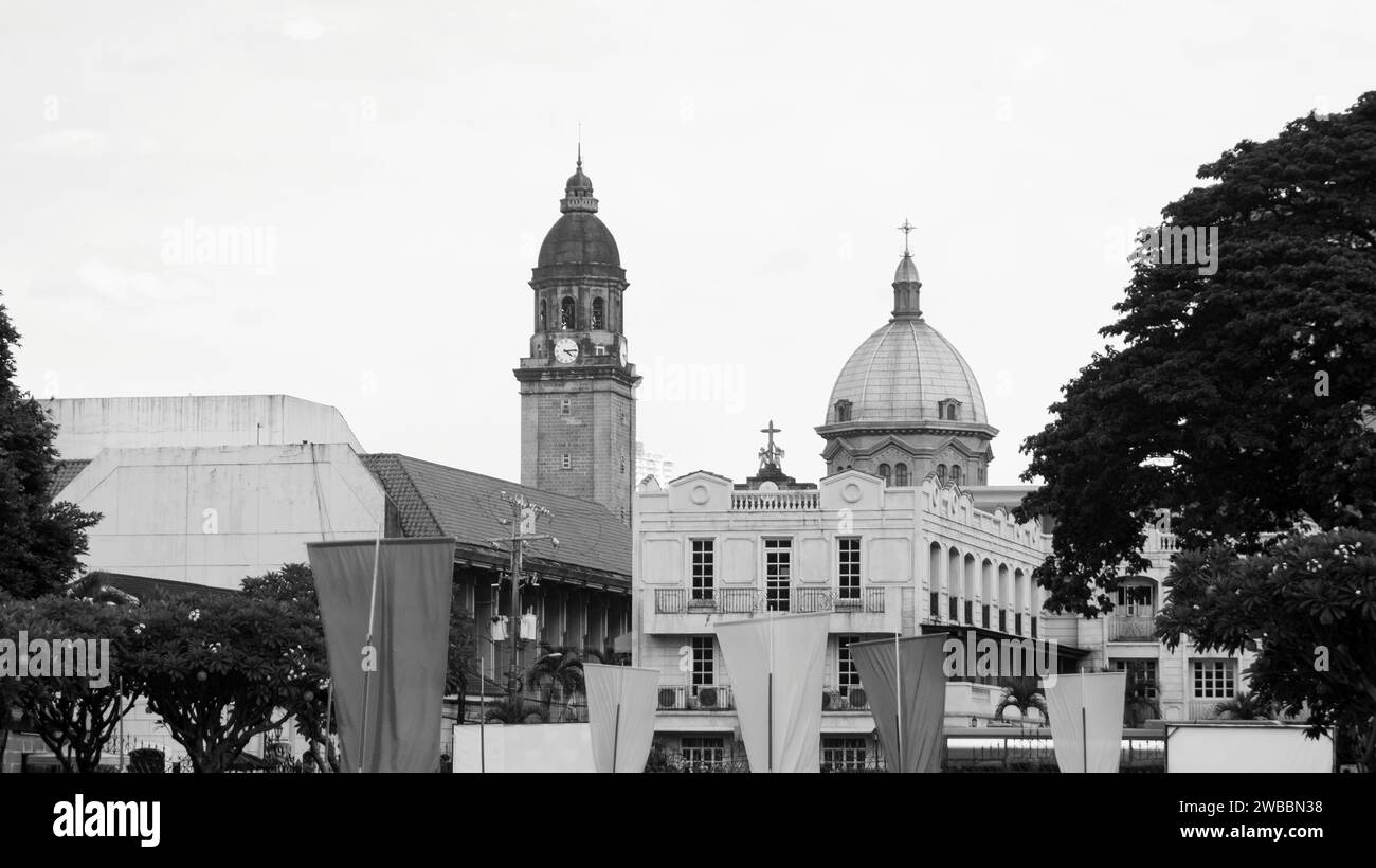 Una fotografia in bianco e nero di Plaza Moriones a Intramuros, Manila, Filippine. Foto Stock