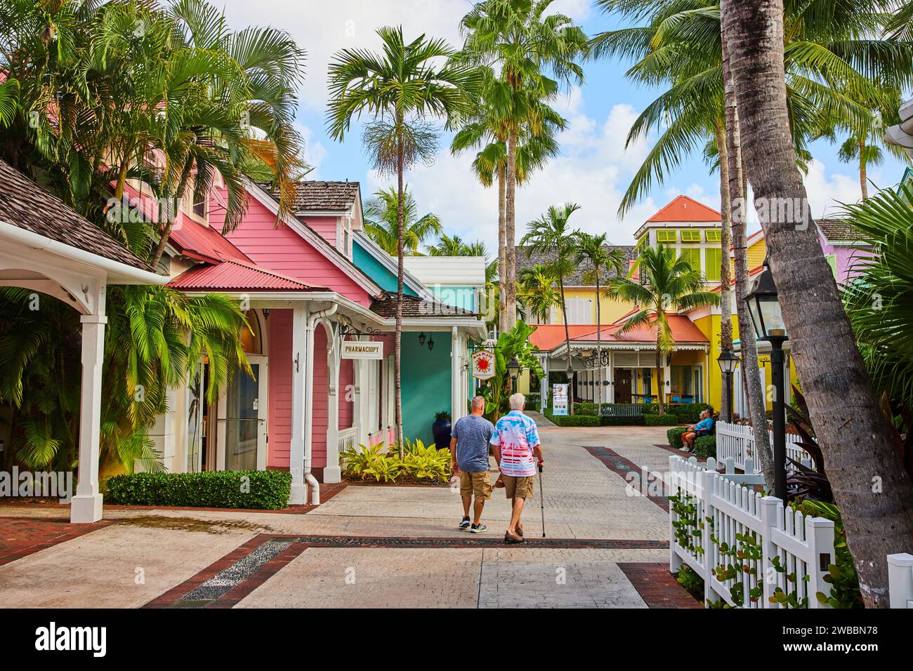 I pensionati passeggiano in Tropical Nassau Street Foto Stock