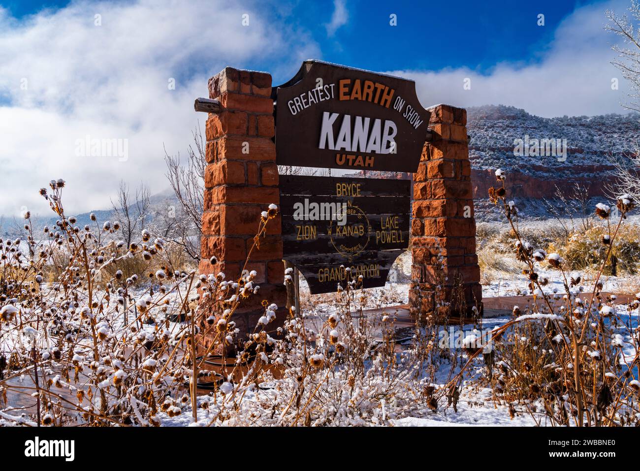 Cartello di Kanab City con nuvole che coprono la montagna: Kanab, Utah Foto Stock