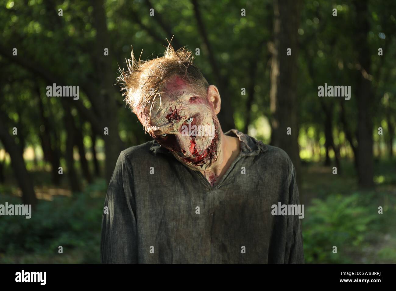 Spaventoso zombie con il volto sanguinoso all'aperto. Mostro di Halloween Foto Stock