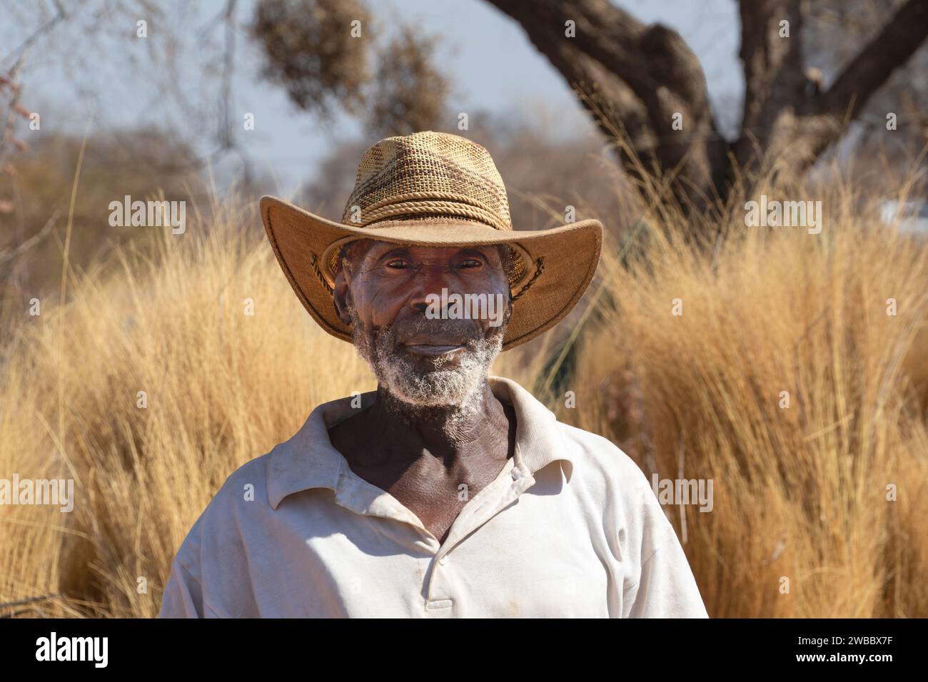 ritratto di un contadino afroamericano con un cappello di paglia nel campo da vicino Foto Stock