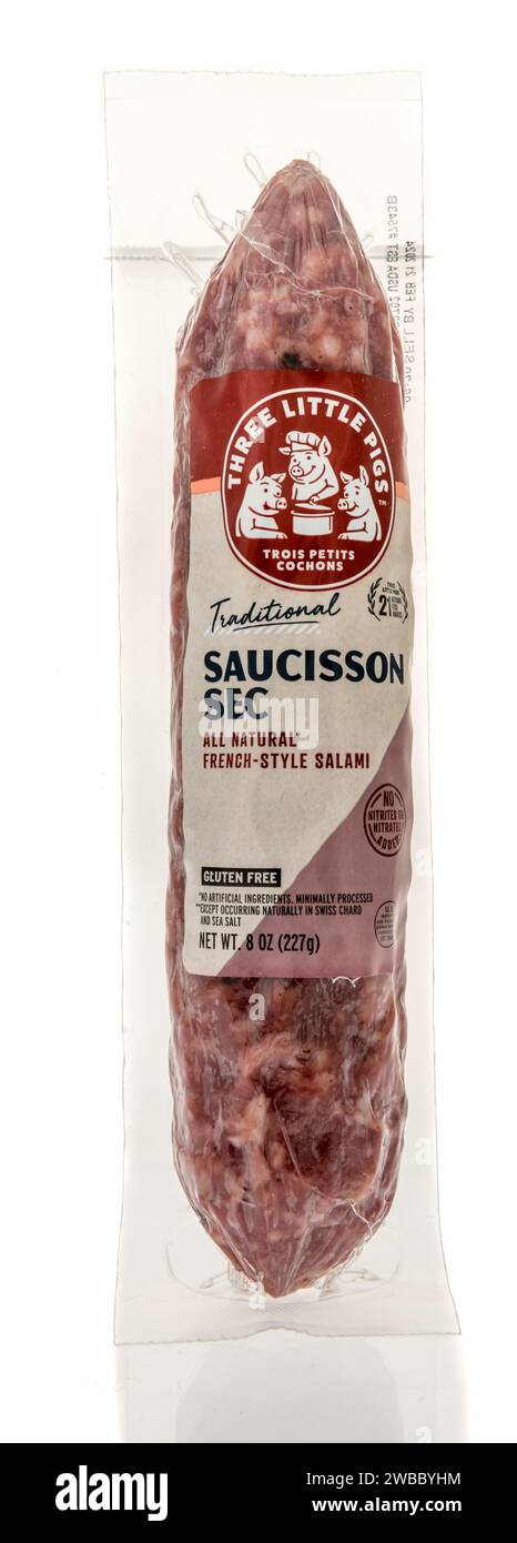 Winneconne, WI - 5 gennaio 2024: Un pacchetto di tre piccoli maiali saucisson sec salame alla francese su uno sfondo isolato. Foto Stock