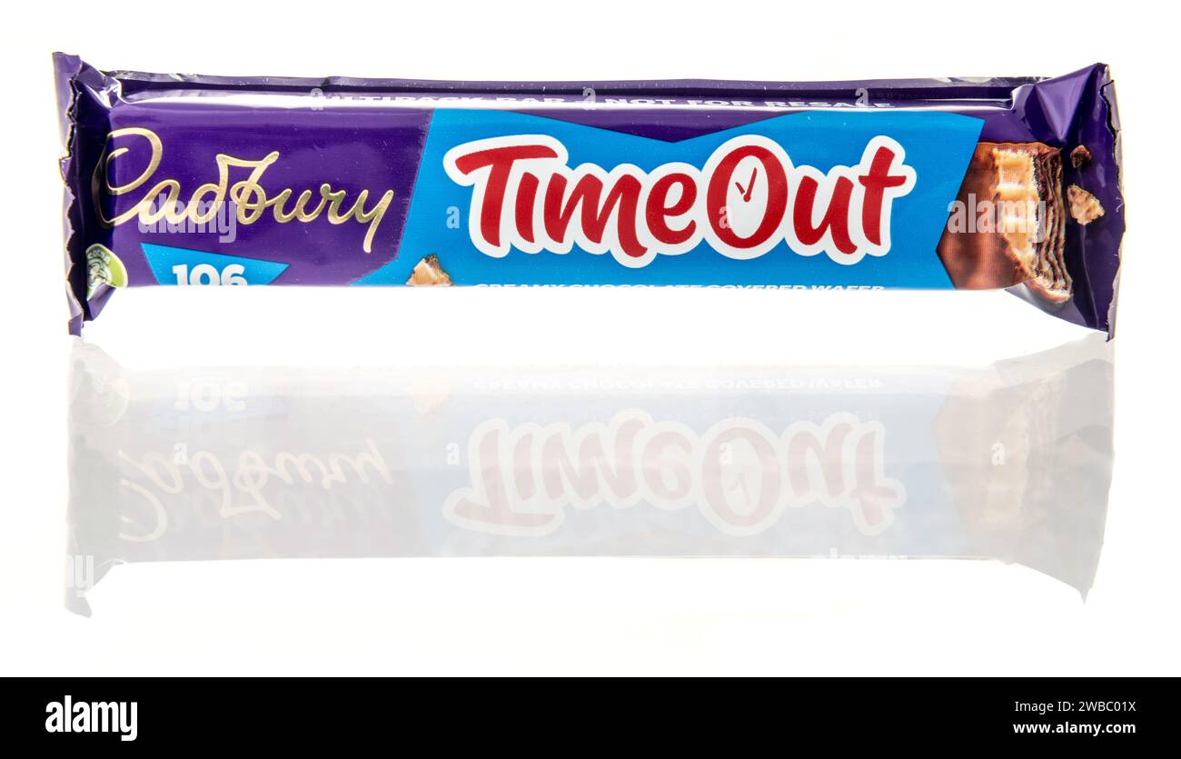 Winneconne, WI - 9 gennaio 2024: Un pacchetto di Cadbury Time Out Candy Bar su uno sfondo isolato. Foto Stock