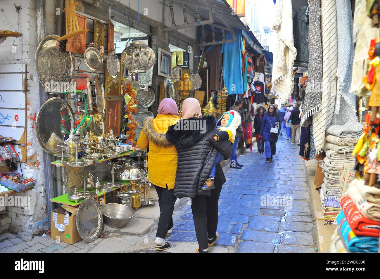 Tunisi. 9 gennaio 2024. Questa foto scattata il 9 gennaio 2024 mostra oggetti in metallo incisi in vendita in un negozio di souvenir turistico nella Medina di Tunisi, in Tunisia. Gli oggetti in metallo incisi sono i principali souvenir turistici della Tunisia. Le arti, le abilità e le pratiche associate all'incisione sui metalli, come oro, argento e rame, che sono ampiamente diffuse nei paesi arabi, sono state iscritte nel 2023 nella Lista rappresentativa del Patrimonio culturale immateriale dell'umanità. Crediti: Adel Ezzine/Xinhua/Alamy Live News Foto Stock