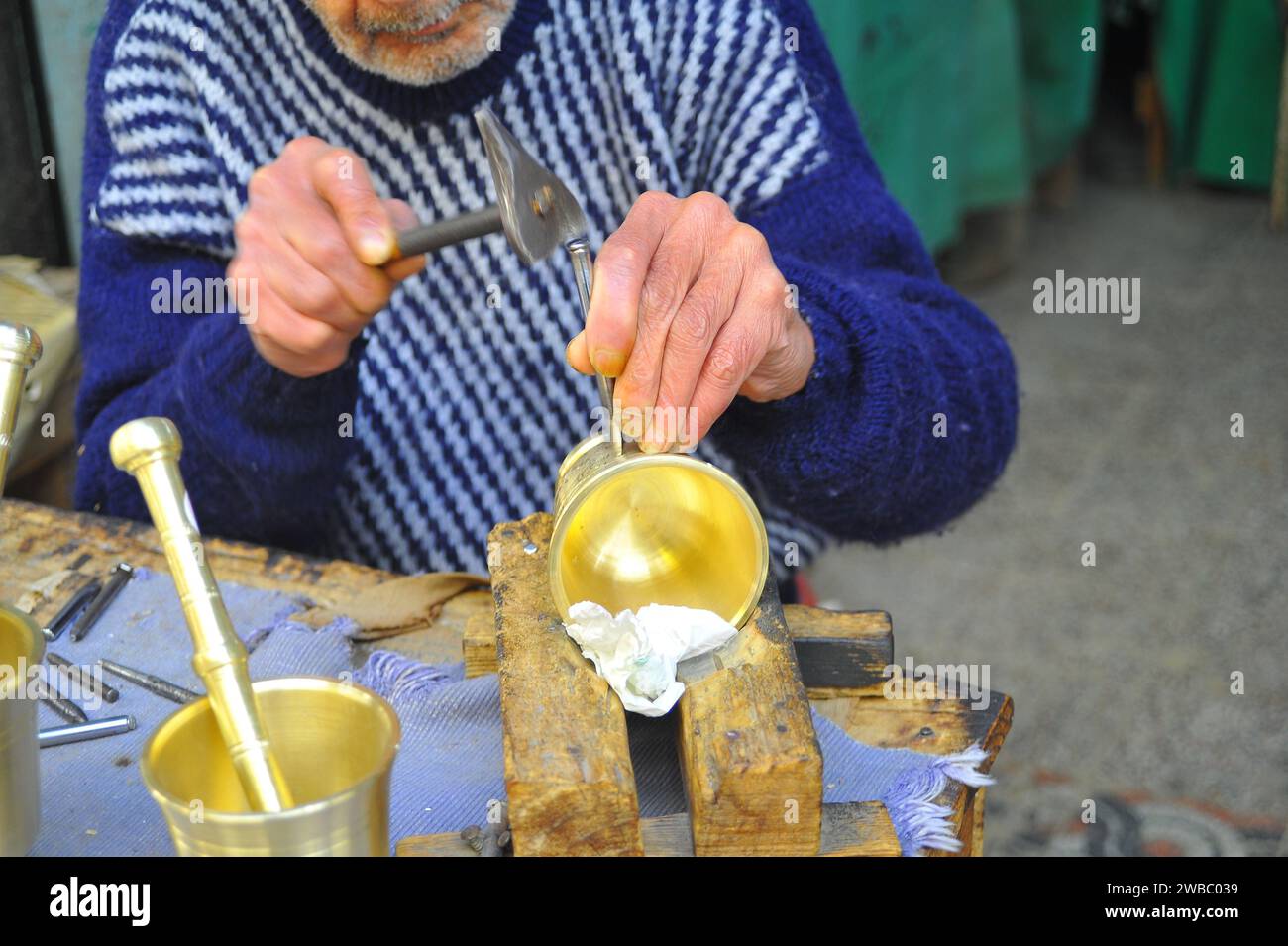 Tunisi. 9 gennaio 2024. Un artigiano scolpisce i motivi su una ceramica di metallo nella Medina di Tunisi, Tunisia, il 9 gennaio 2024. Gli oggetti in metallo incisi sono i principali souvenir turistici della Tunisia. Le arti, le abilità e le pratiche associate all'incisione sui metalli, come oro, argento e rame, che sono ampiamente diffuse nei paesi arabi, sono state iscritte nel 2023 nella Lista rappresentativa del Patrimonio culturale immateriale dell'umanità. Crediti: Adel Ezzine/Xinhua/Alamy Live News Foto Stock