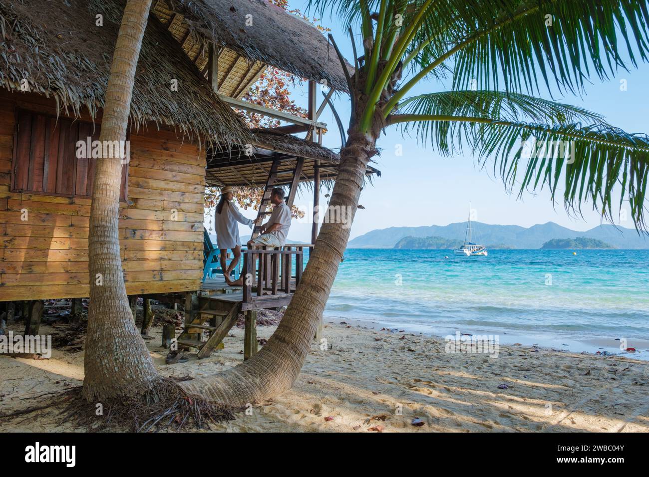 Koh Wai Island Trat Thailand bungalow in legno di bamboo sulla spiaggia. Una giovane coppia di uomini e donne su un'isola tropicale in Thailandia che si rilassano in un'atmosfera tranquilla Foto Stock