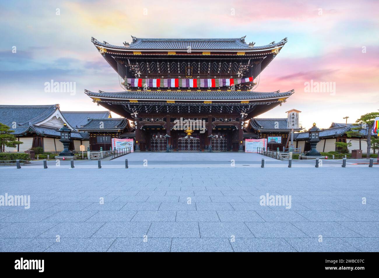 Kyoto, Giappone - marzo 28 2023: Tempio Higashi Honganji situato al centro di Kyoto, una delle due sotto-sette dominanti del Buddhismo Shin in in Giappone e dell'abr Foto Stock