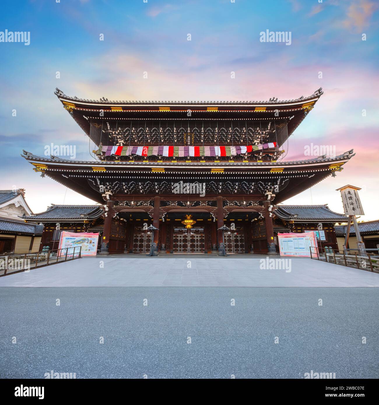 Kyoto, Giappone - marzo 28 2023: Tempio Higashi Honganji situato al centro di Kyoto, una delle due sotto-sette dominanti del Buddhismo Shin in in Giappone e dell'abr Foto Stock