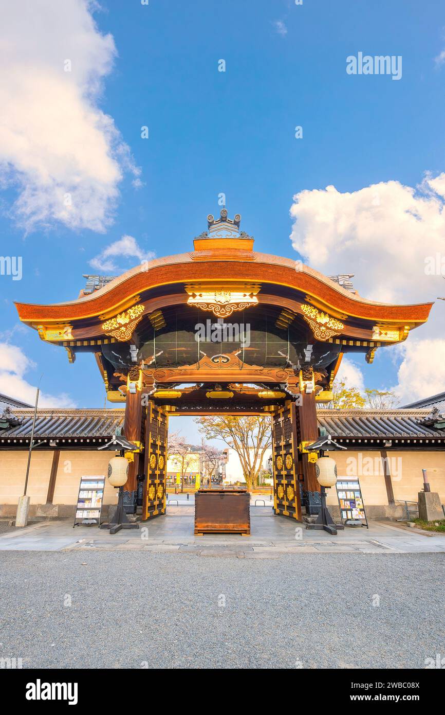 Kyoto, Giappone - marzo 30 2023: Tempio Higashi Honganji situato al centro di Kyoto, una delle due sotto-sette dominanti del Buddhismo Shin in in Giappone e dell'abr Foto Stock